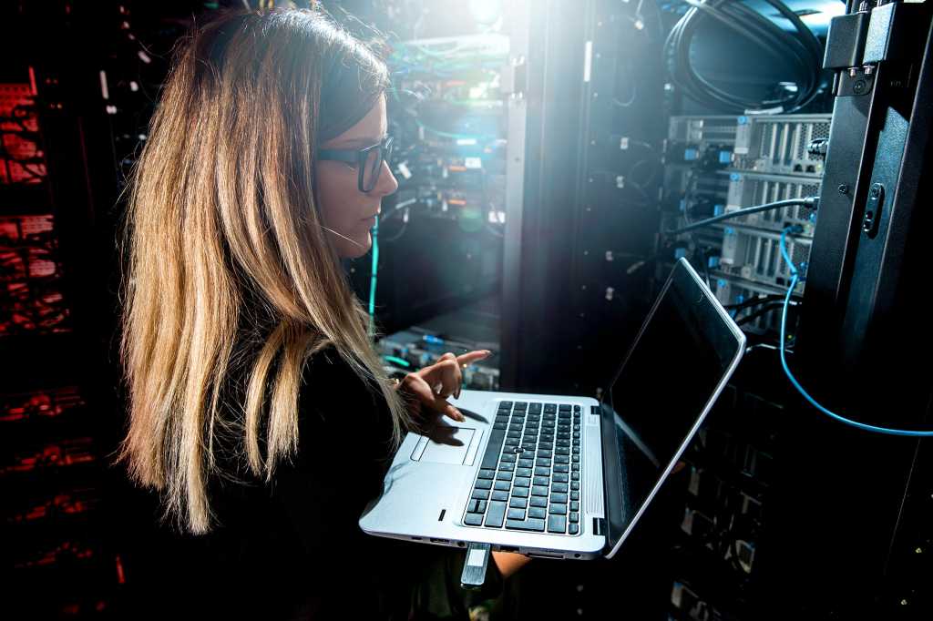 CSO / NW  >  Engineer checking/testing servers